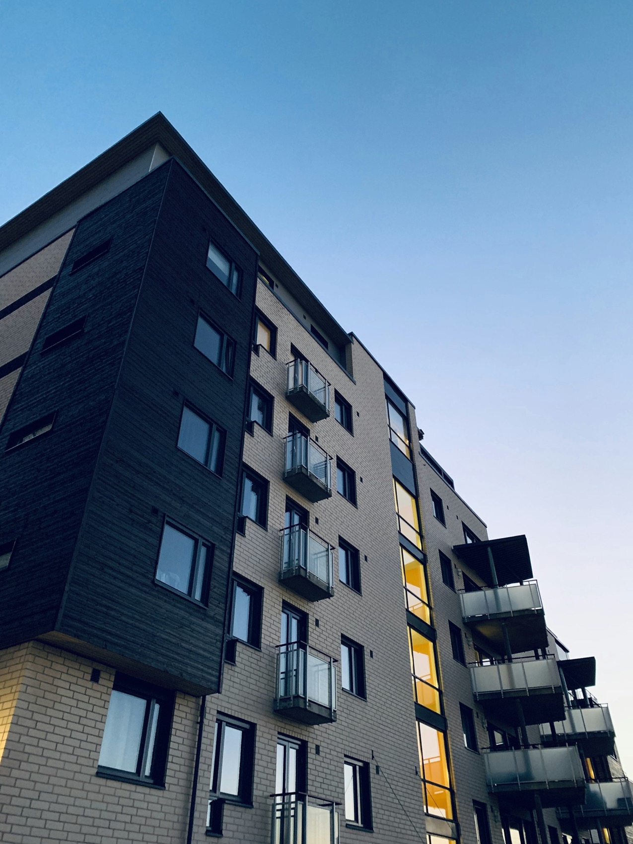 Edificio residenziale con balconi in vetro